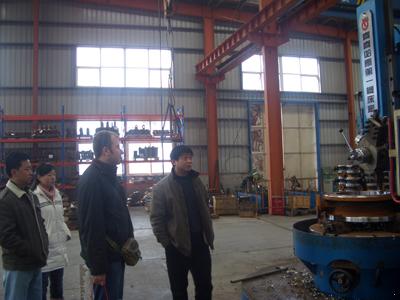 俄羅斯客戶考察我廠閘閥、蝶閥生產車間(圖1)
