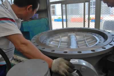 上海機(jī)電產(chǎn)品質(zhì)檢測(cè)試員正在對(duì)滬工產(chǎn)品進(jìn)行檢測(cè)