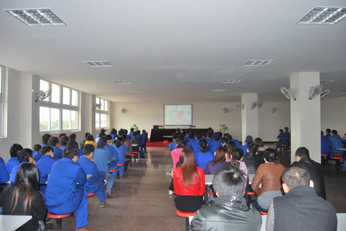 上海滬工閥門廠職工觀看消防安全短片