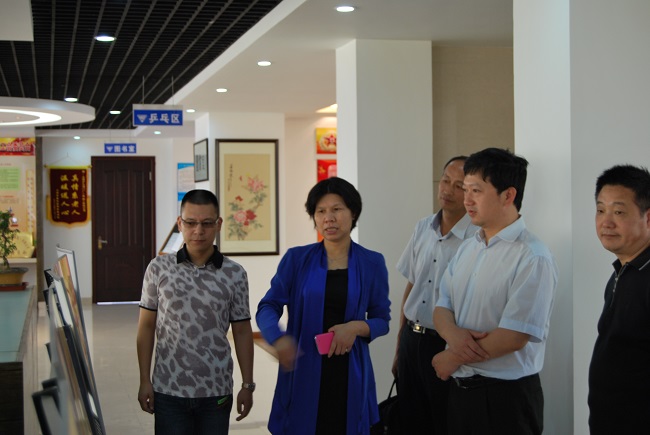 嘉定區(qū)組織部副部長陳杰在滬工閥門視察工作(圖2)