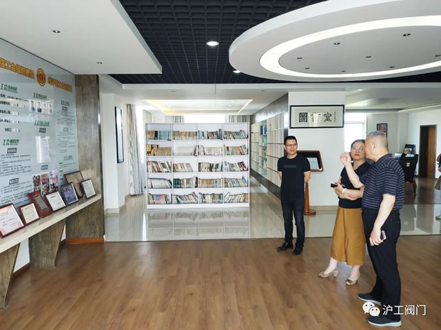 華亭鎮黨委副書記顧穎健、工會主席何柯文走訪慰問我司(圖1)