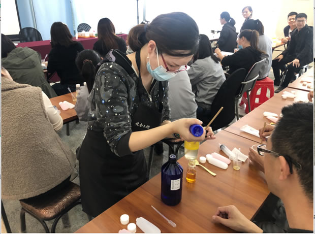 華亭鎮總工會活動進企項目之金秋十月護手霜DIY活動(圖4)